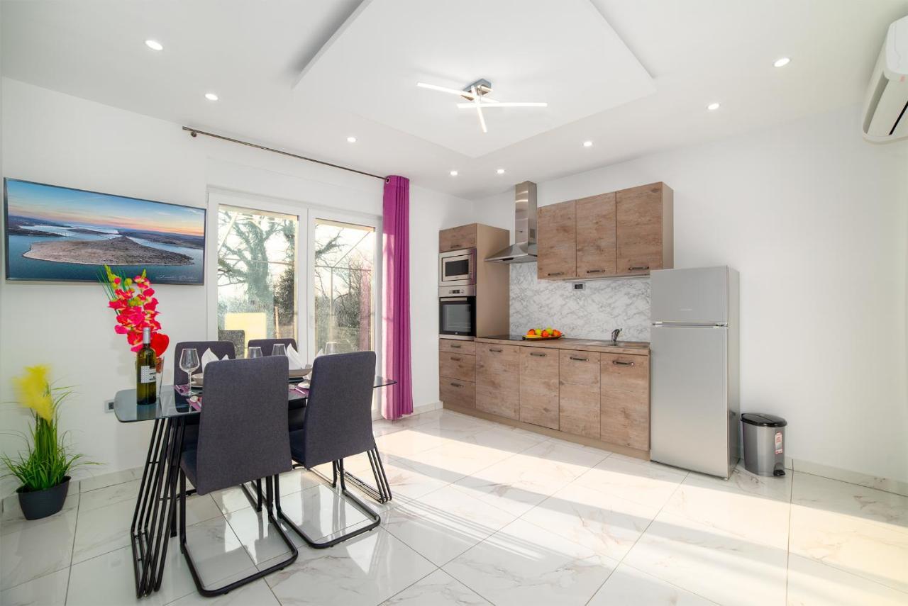 Vega Lux Apartment *
